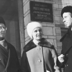 А.П. Ершов, Л.Л. Змиевская и И.В. Поттосин у Института математики, 1962 г.
