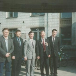 5-летие ИСИ, май 1995 г. У здания института, слева направо - В.Э. Малышкин, В.Н. Касьянов, В.К. Сабельфельд