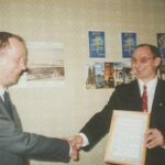 21 февраля 1998 г., А.Г. Марчук поздравляет И.В. Поттосина с 65-летием